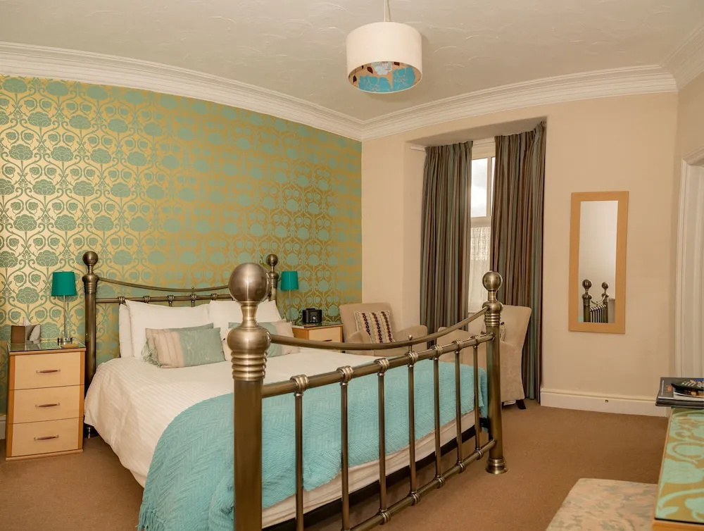 Holly-Wood Guest House