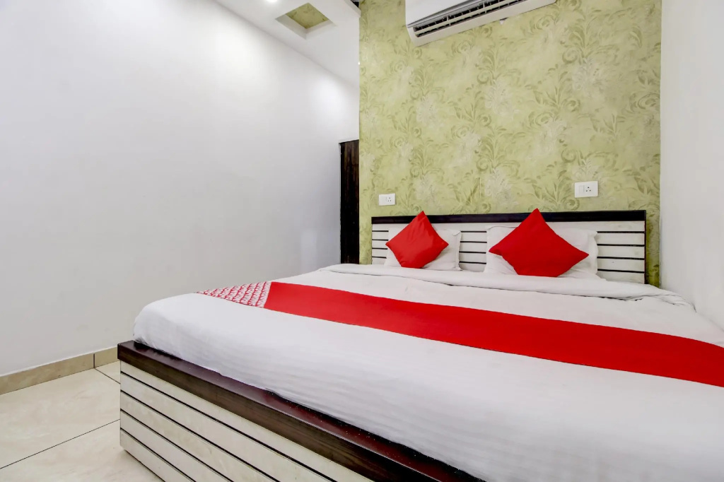 Oyo 74271 Hotel Nivri Palace