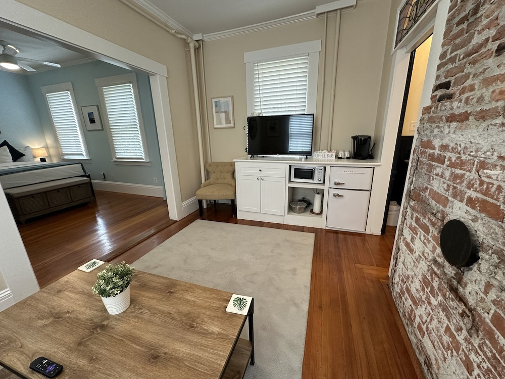 Exposed Brick Suite 1 Bed/ 1 Bath/ Pullout Sofa 1 Bedroom Apts