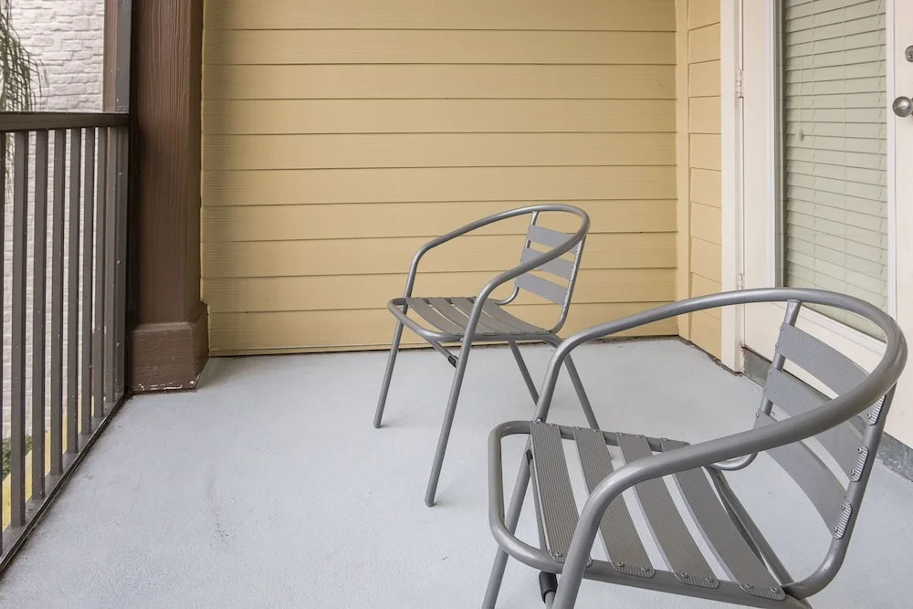 Southside 1 BR Apt with Parking by Frontdesk