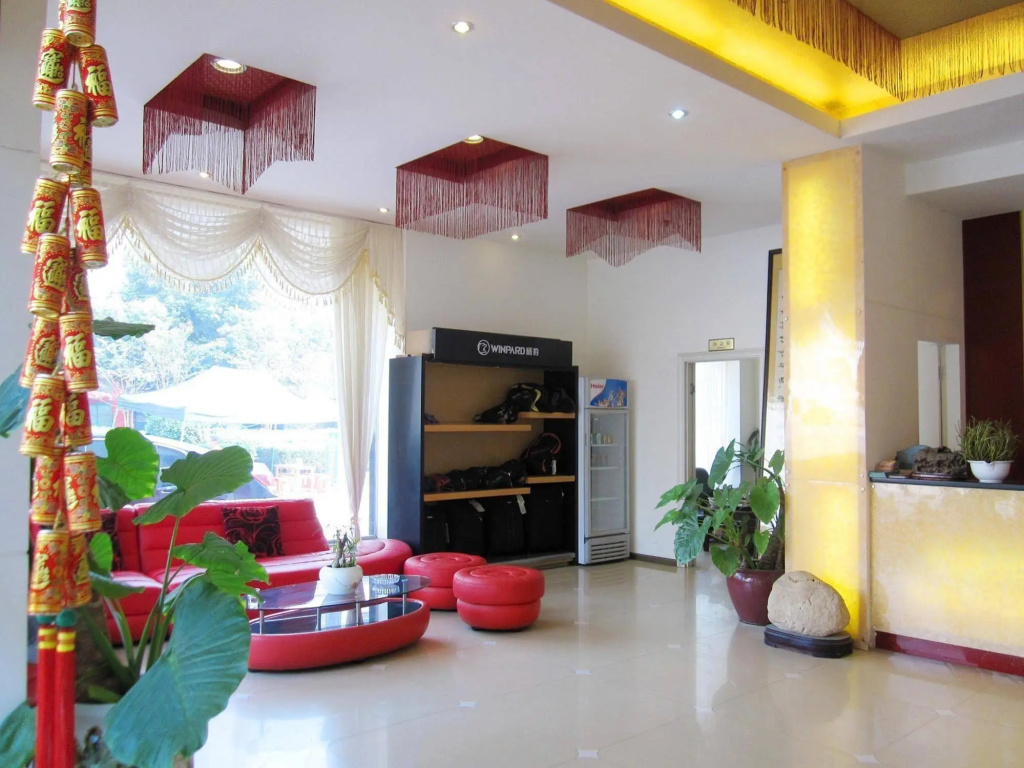 Hezhou E-age Hotel