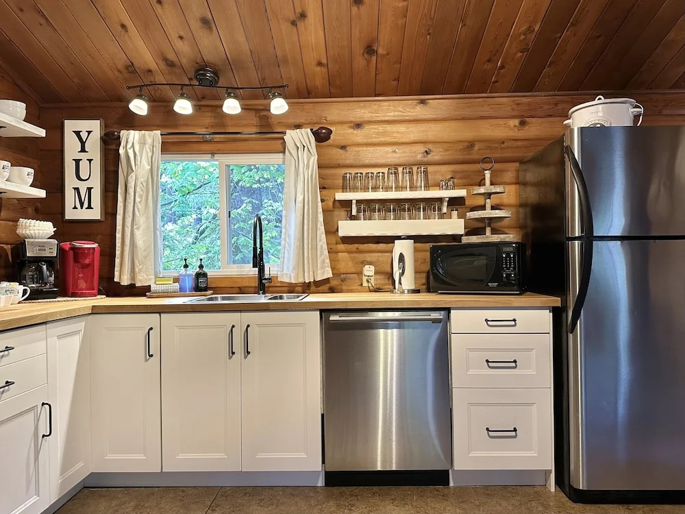 A Peace Of Pine 2 Bedroom Home by NW Comfy Cabins by RedAwning