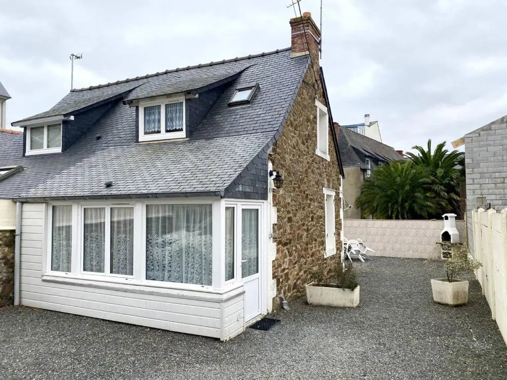 Maison à Perros-Guirec avec WIFI, proche centre-ville et plage, cour fermée, parking privé - FR-1-368-324