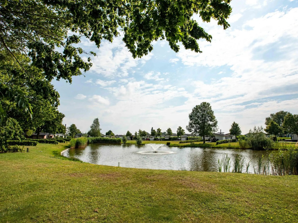Modern chalet with microwave, on a holiday park, 22 km. Van den Bosch