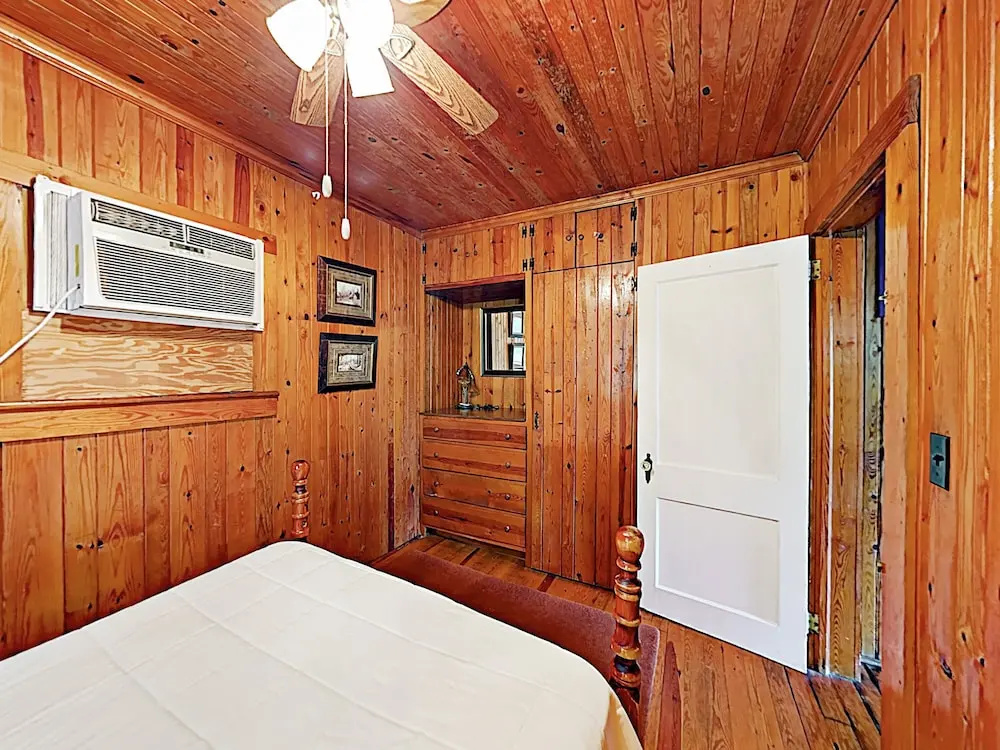 Lakefront : Deck W/ Blue Ridge Mountain View 2 Bedroom Home