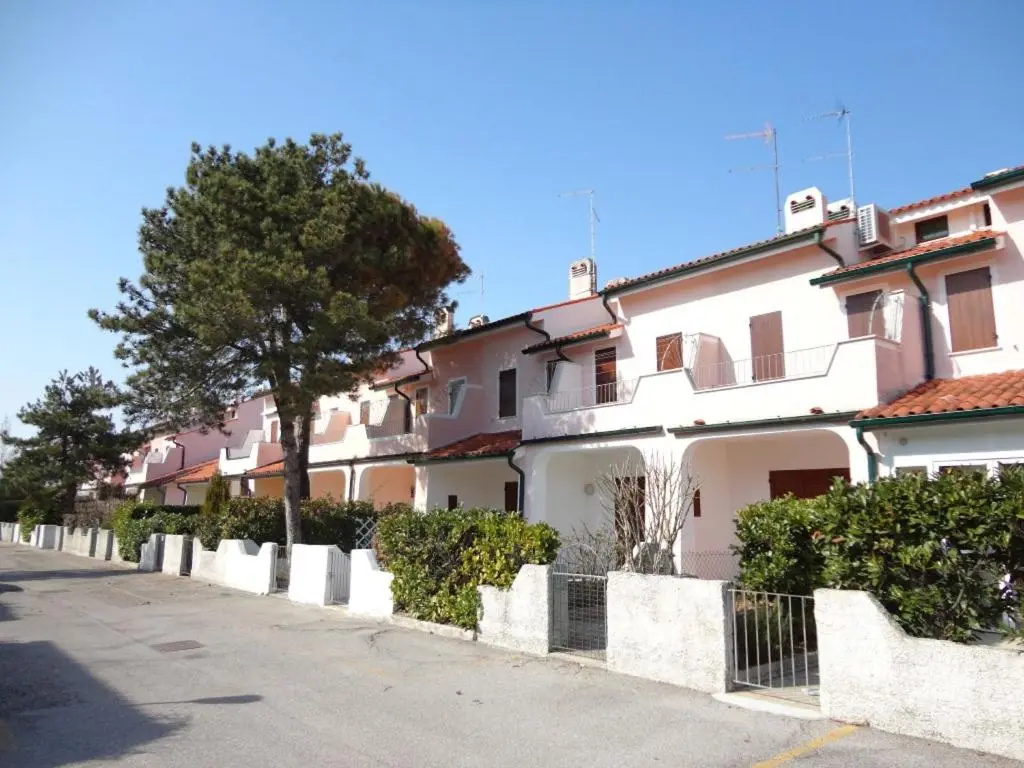 Cosy two - Storey Villa With a Garden and a Shared Swimming Pool