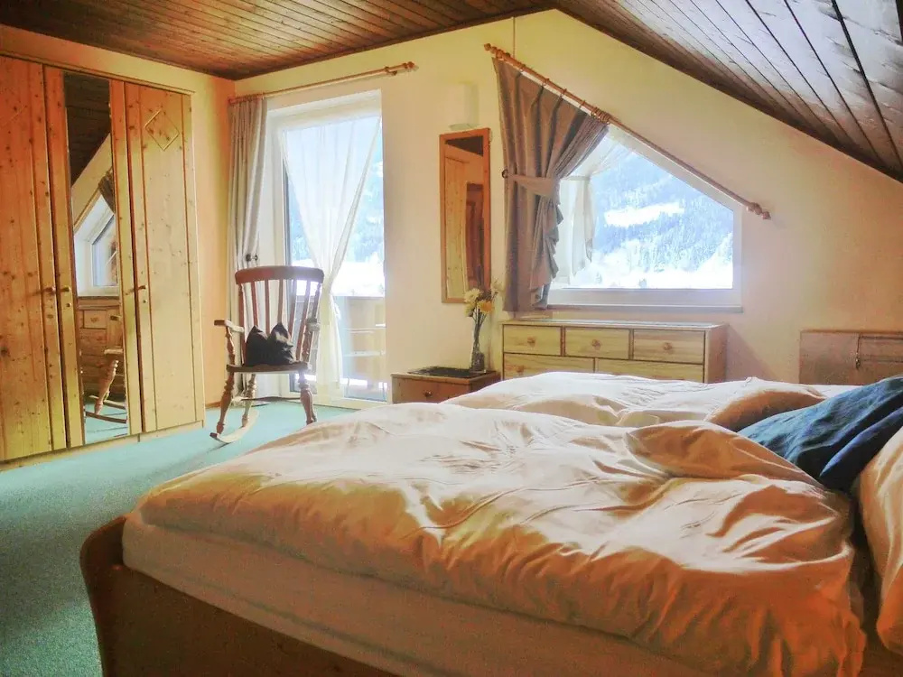 Large Apartment With Private South-facing Balcony and Panoramic Mountain View