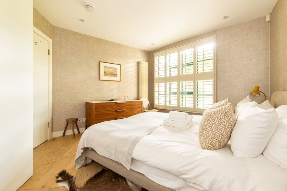 A Gentle Riverside Charm 2 Bedroom Mews House