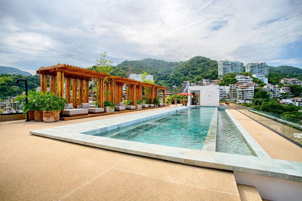 Sailview 703 Romantic Zone Rooftop Pool Ocean Views
