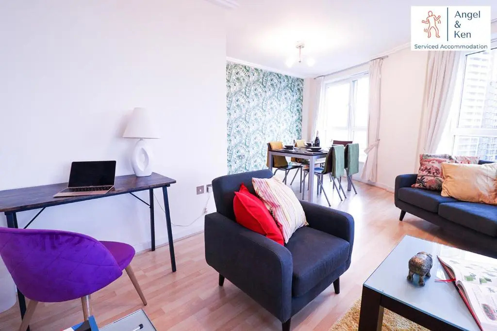 GREAT VALUE, 2 Bedroom Penthouse Apt at Angel & Ken Serviced Accommodation Woking