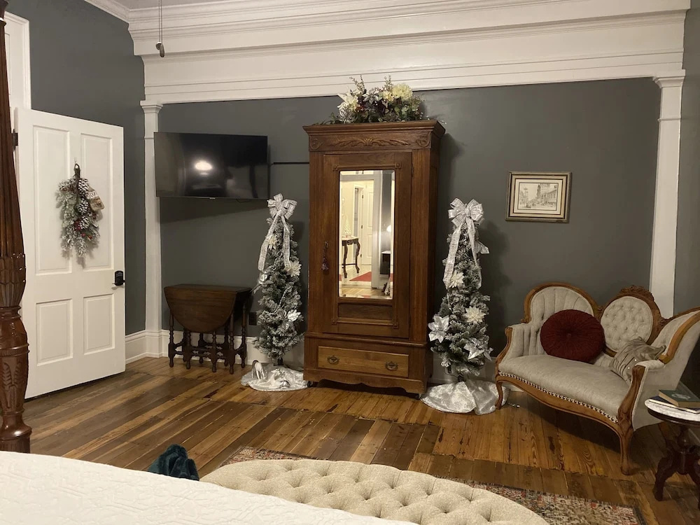 Belle Louise Historic Bed & Breakfast
