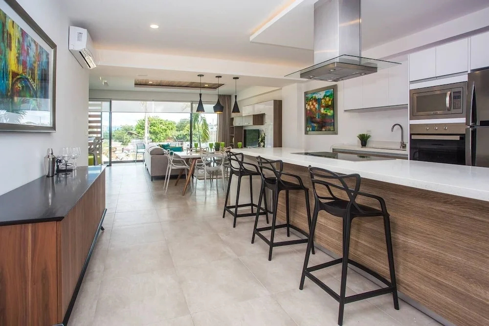 Amazing 2BR Condo w/ Pool+views!! Dream Location!!