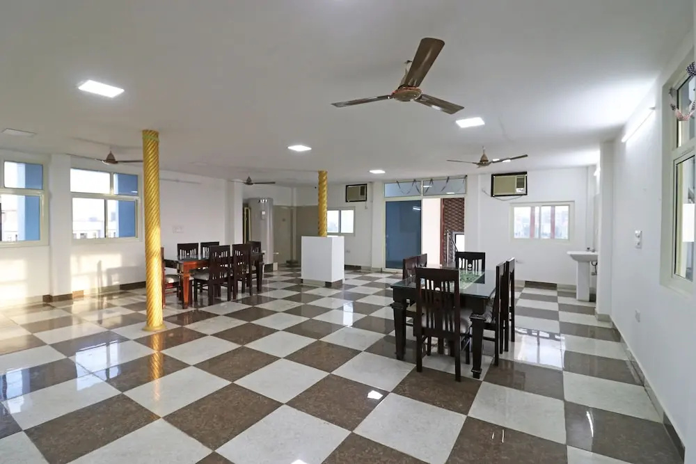 OYO 10810 Sangvi Palace