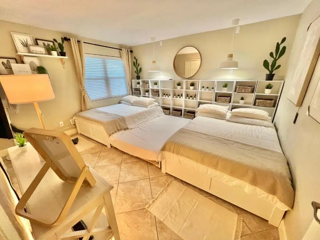 Lovely Ocean front for 5; It sleeps up to 12.