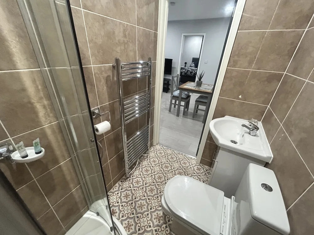 Private Luxury Apartment - Free Parking & Wi-fi