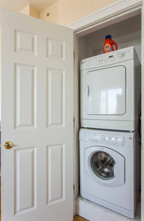 Large 2 BR/ 2BA Duplex in City Center by Domio