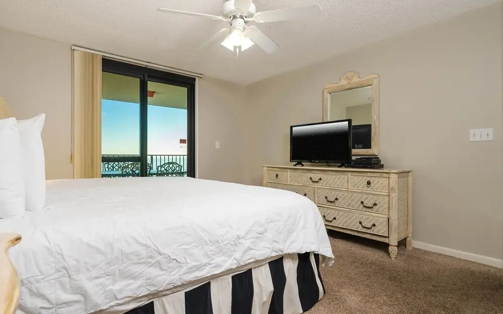 Phoenix Vi 6608 3 Bedroom Condo by Redawning