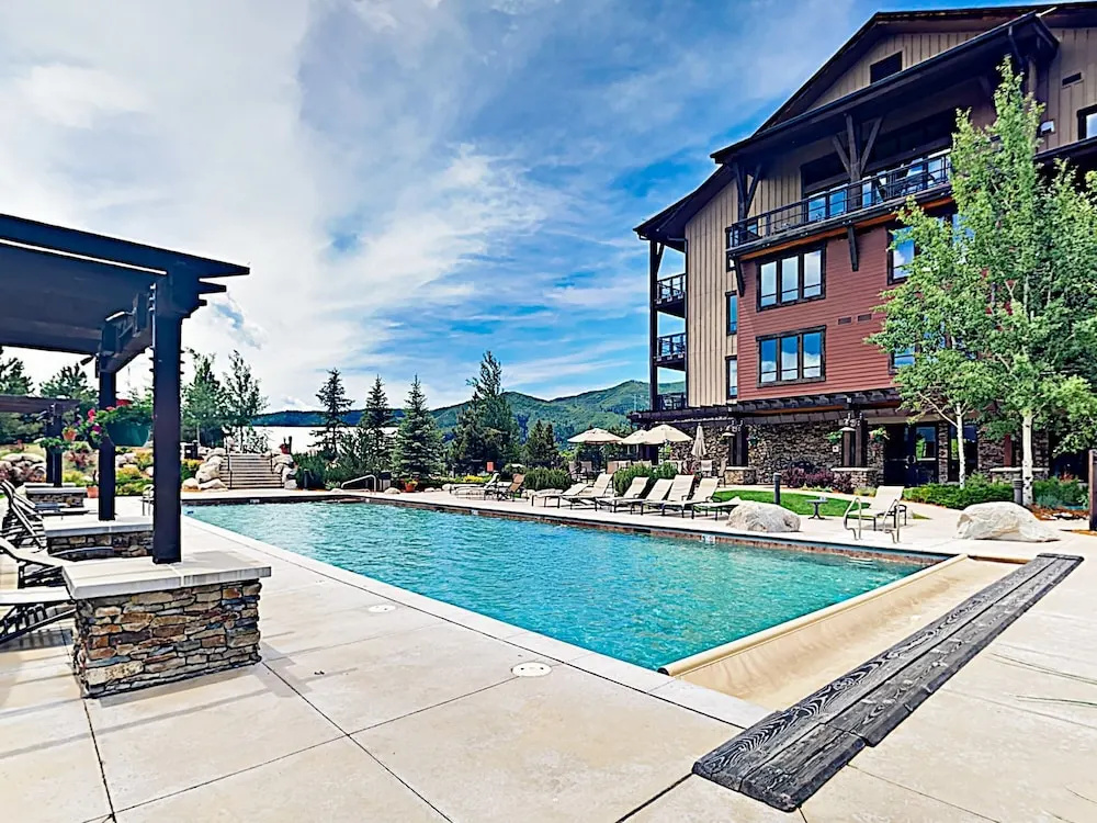 New Listing! Renovated Studio W/ On-site Gondola Studio Bedroom Condo