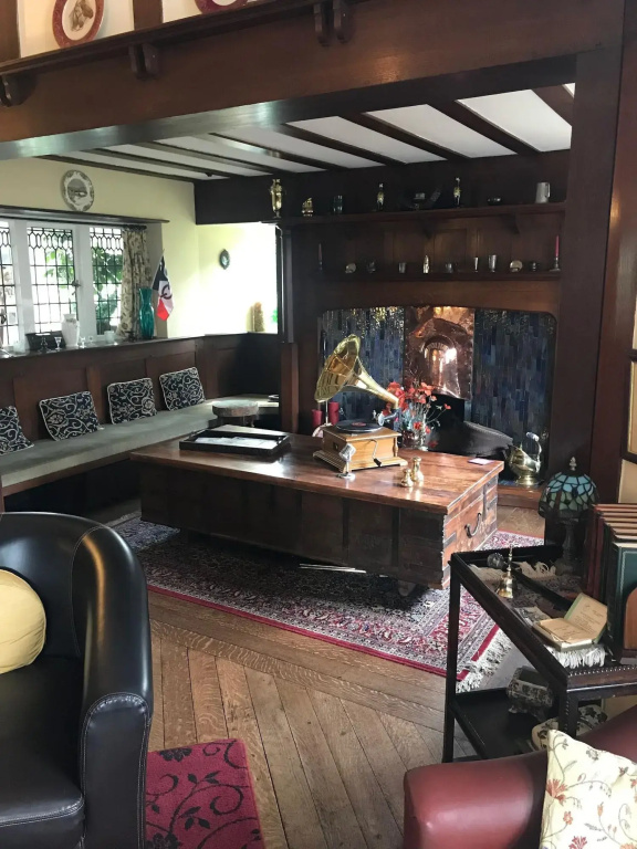 Barons Court Hotel