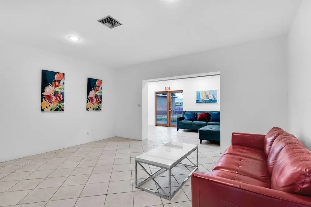 Hollywood Hills 3BD Home w Backyard