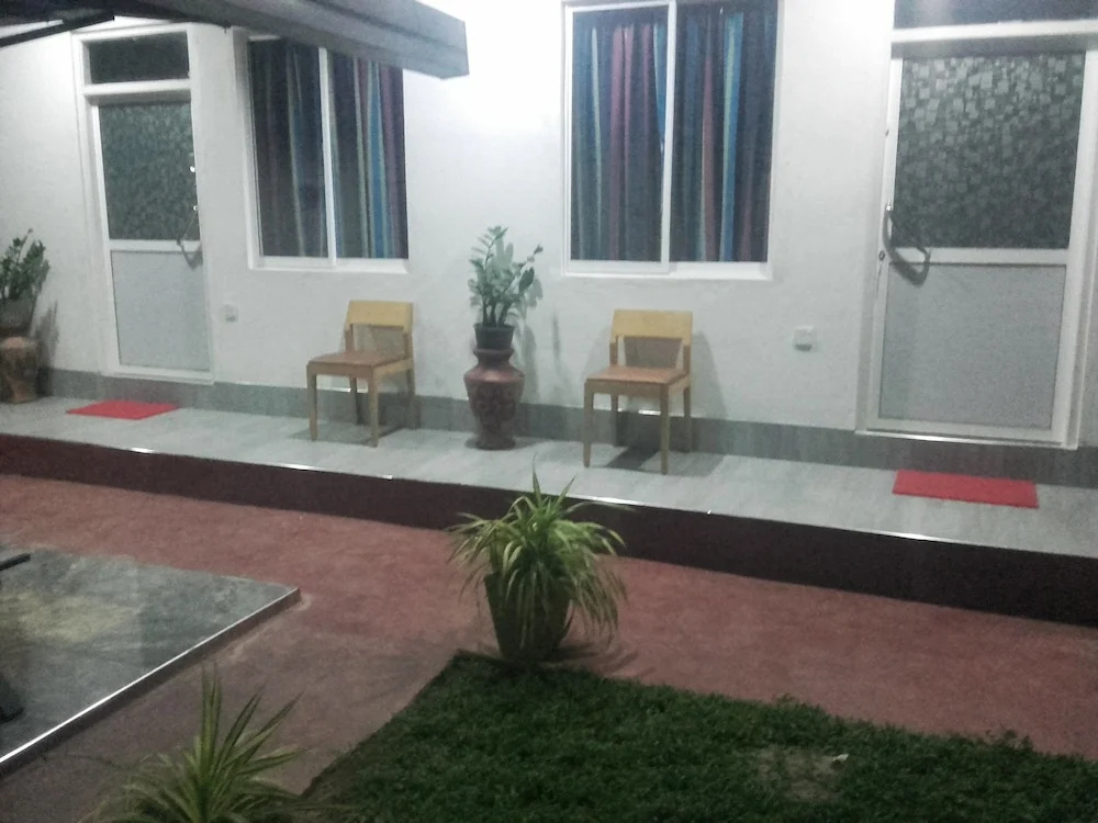 Araliya White House