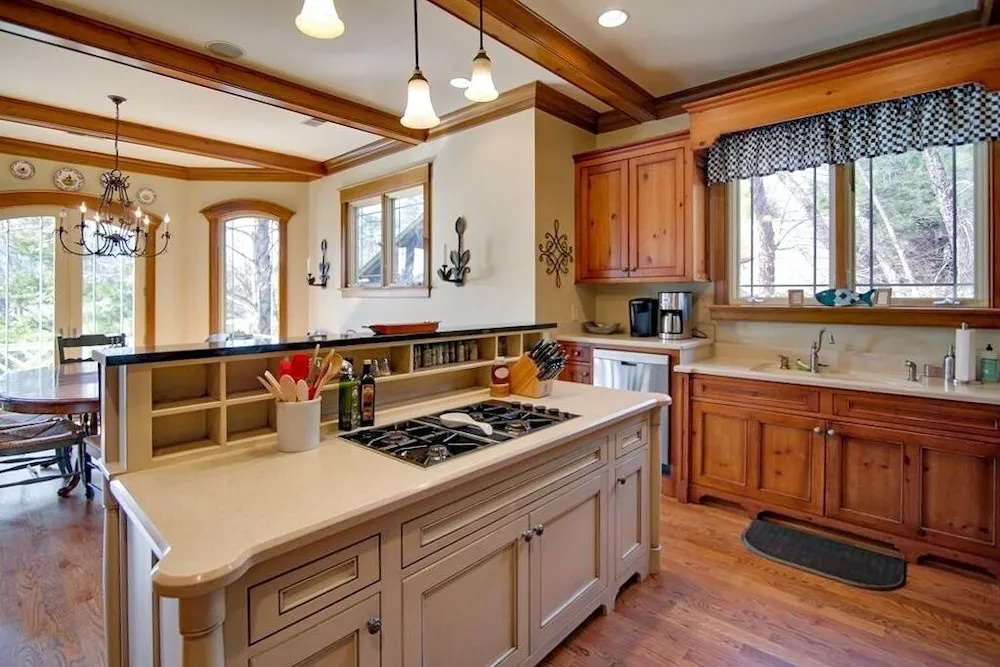 new Lakefront With Canoe, Game Room And Boat House!! 5 Bedroom Home