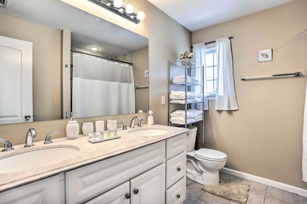 Ideally Located Glen Cove Apartment!