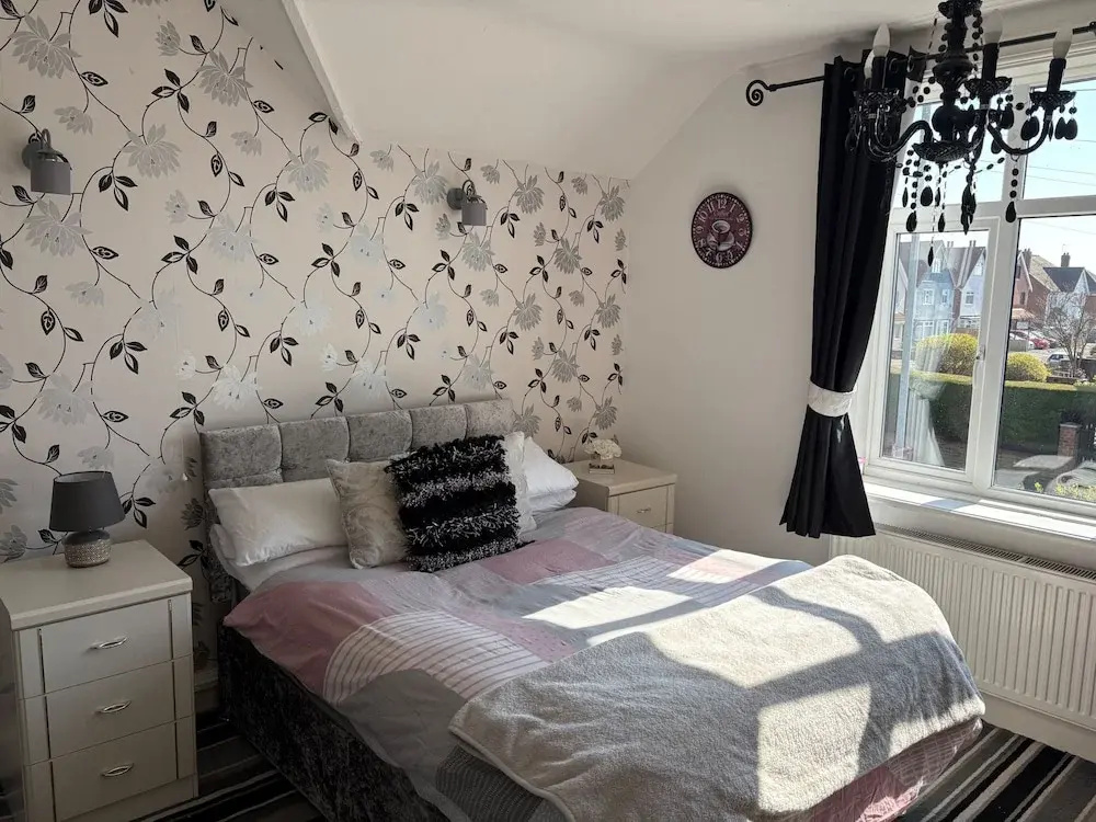 5 Bed Villa - Sleeps 10 - Pets - Garden - Parking