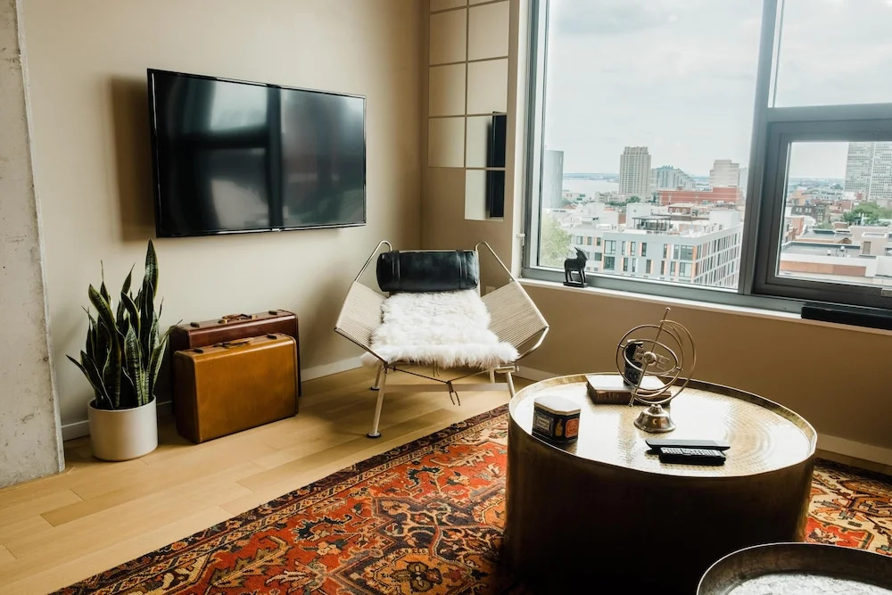 Modern & Uniquely Designed Suite in Old City