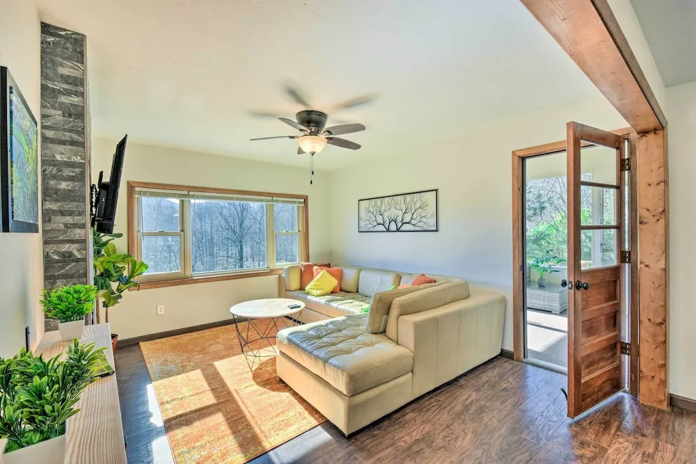 Franklin Home with Hot Tub and Mtn Views