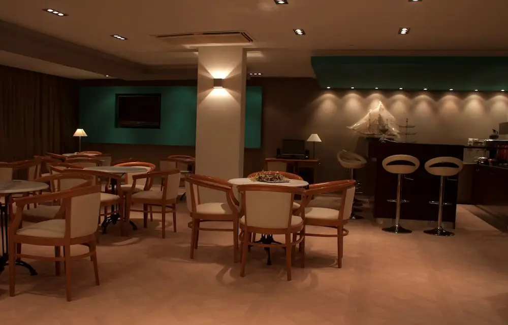 Saronis Hotel