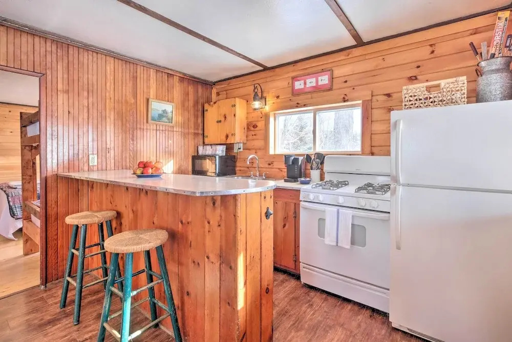 8 Mi to Saddleback Ski Area Cabin with Fire Pit