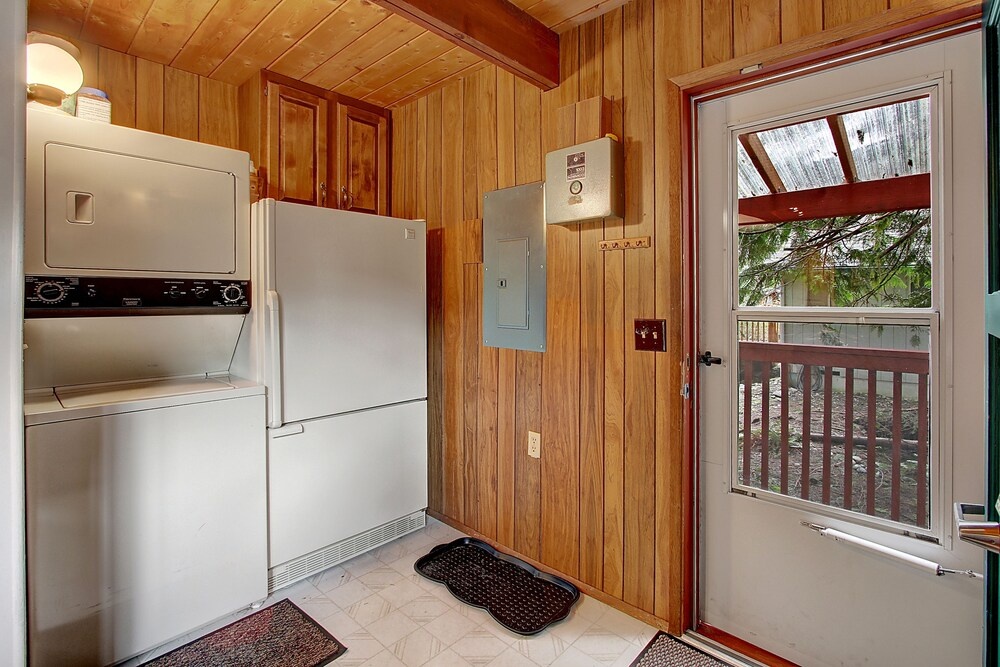 Fox Haven - Two Bedroom Cabin with Hot Tub