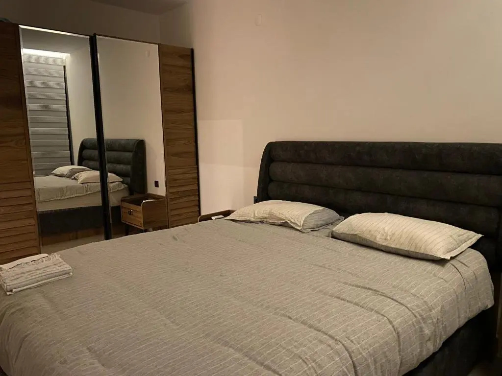 cozy 2 bedroom condo with pool and amenities