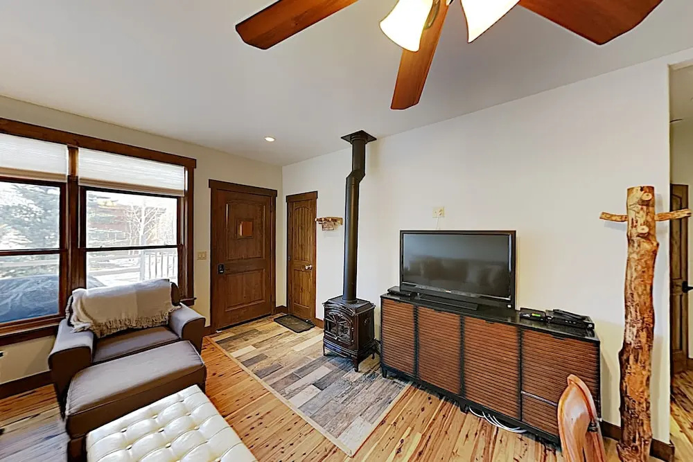 Luxe Mountain Getaway - 3 Blocks To Main Street! 1 Bedroom Condo
