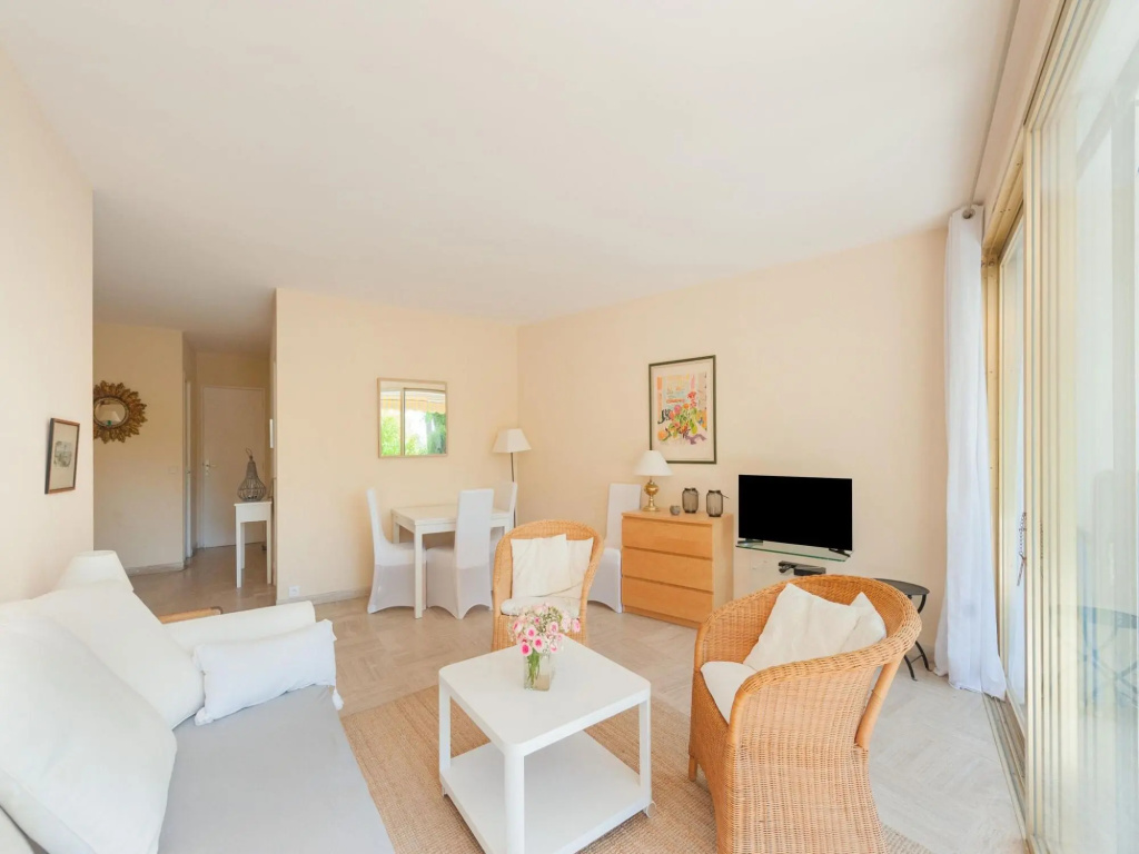 Scenic apartment in Cannes with private terrace