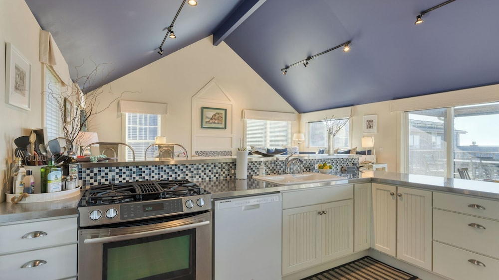 Beachside Retreat w/ Hot Tub, Balcony Dining & Blue-ceiling Charm Sea Curred by Avantstay