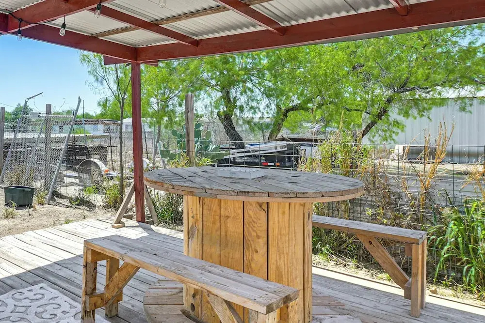 Work-ready Crystal City Home: Shaded Deck w/ BBQ