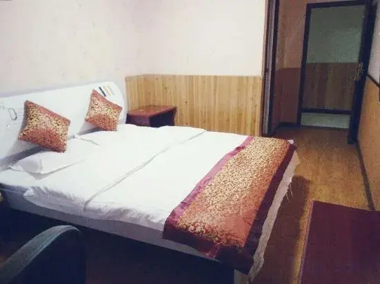 Yilong Lisheng Business Hotel