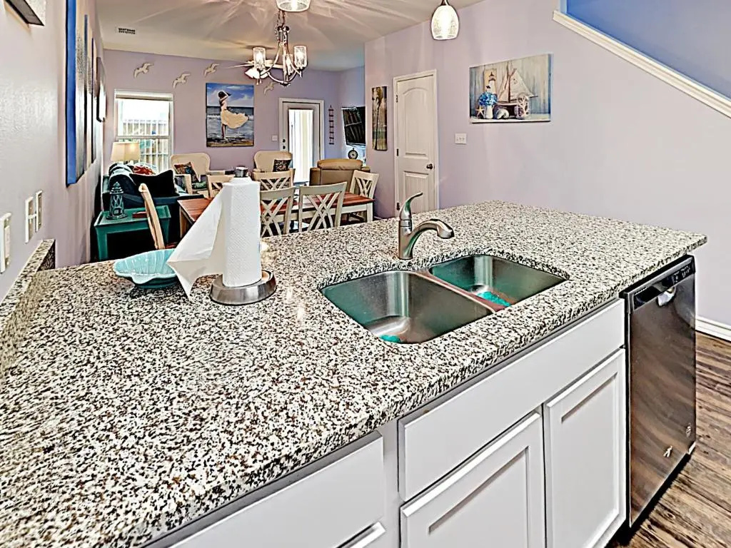 BC207 Beautifully Decorated Townhome, Heated Pool, 1 Minute to Beach
