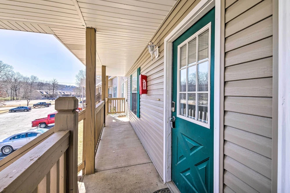 Charming Condo w/ Deck, 4 Mi to Branson Strip