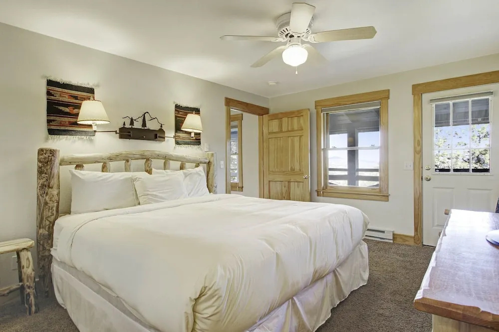 Ptarmigan Mountain 202 3 Bedroom Condo by RedAwning
