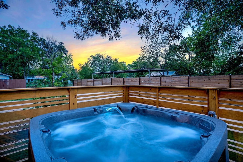 Just Peachy: Hot-tub, 8 Blocks to Main St