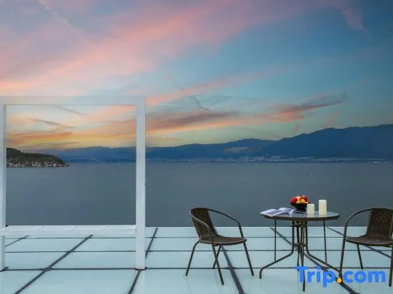 Erhai No.1 | Seaview Azure Skywalk Vacation Boutique Stay (Dali Haidong Town Ideal City)