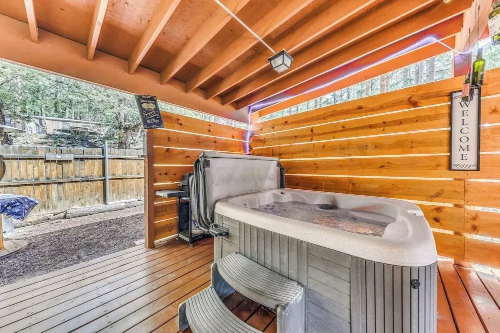 Ruidoso Cabin w/ Hot Tub - 2 Mi to Grindstone Lake