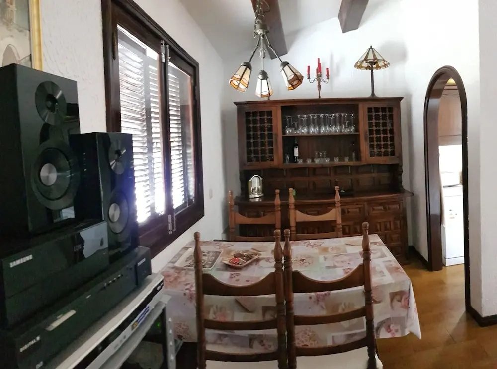 Lovely 2 bedroom house with private garden