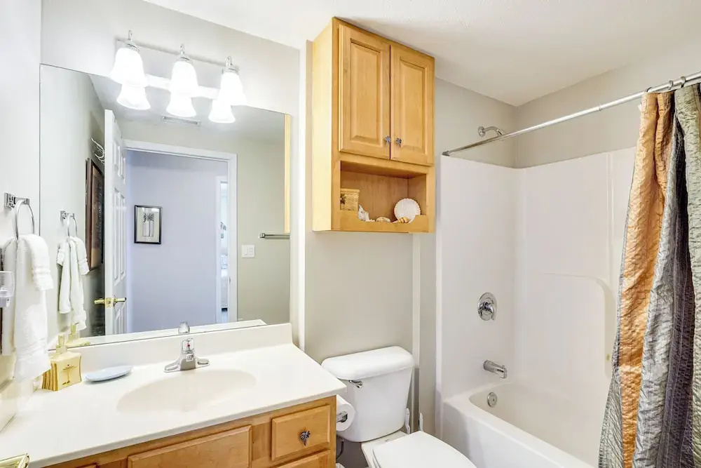 5th-floor Lakefront Condo: Elevator + Pool Access!