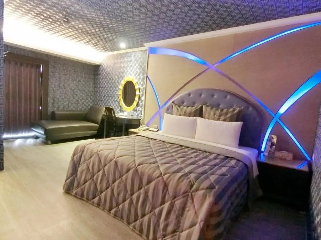 Full Moon Boutique Motel