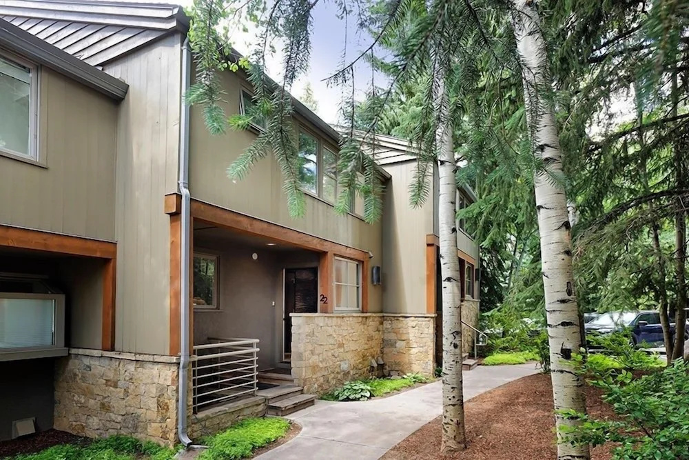 New Listing! West End Jewel - Steps to bus to 4 ski areas!(4860 3 Bedroom Condo by RedAwning