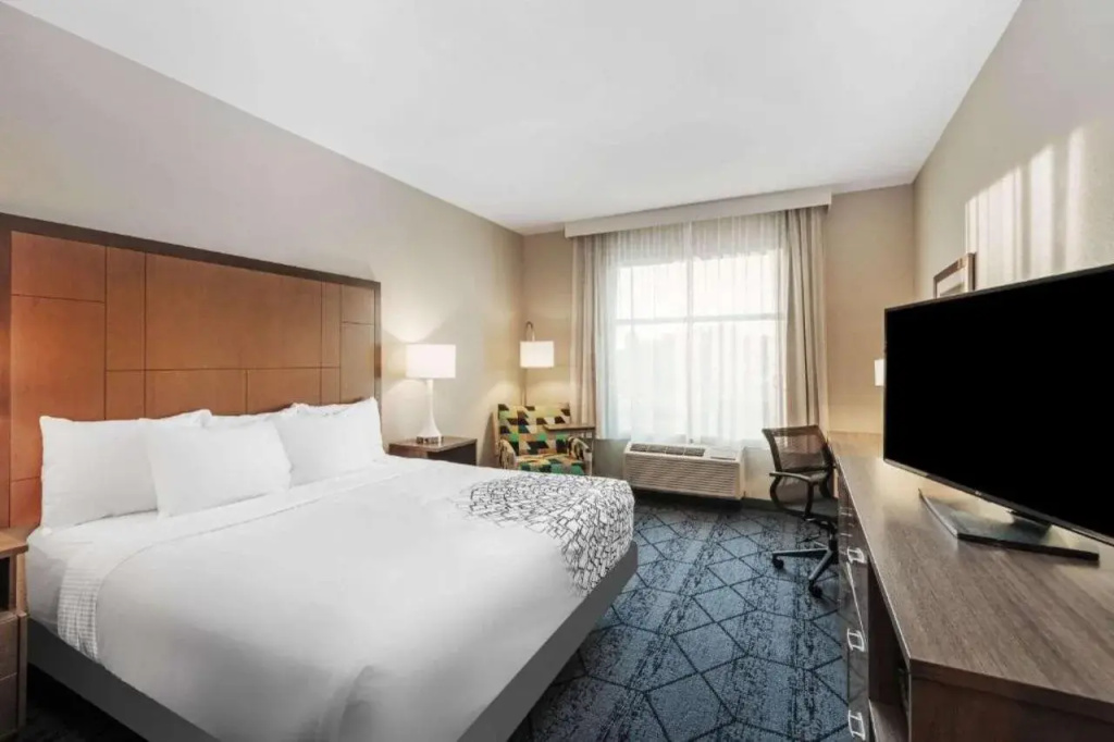 La Quinta Inn & Suites by Wyndham Kansas City Beacon Hill